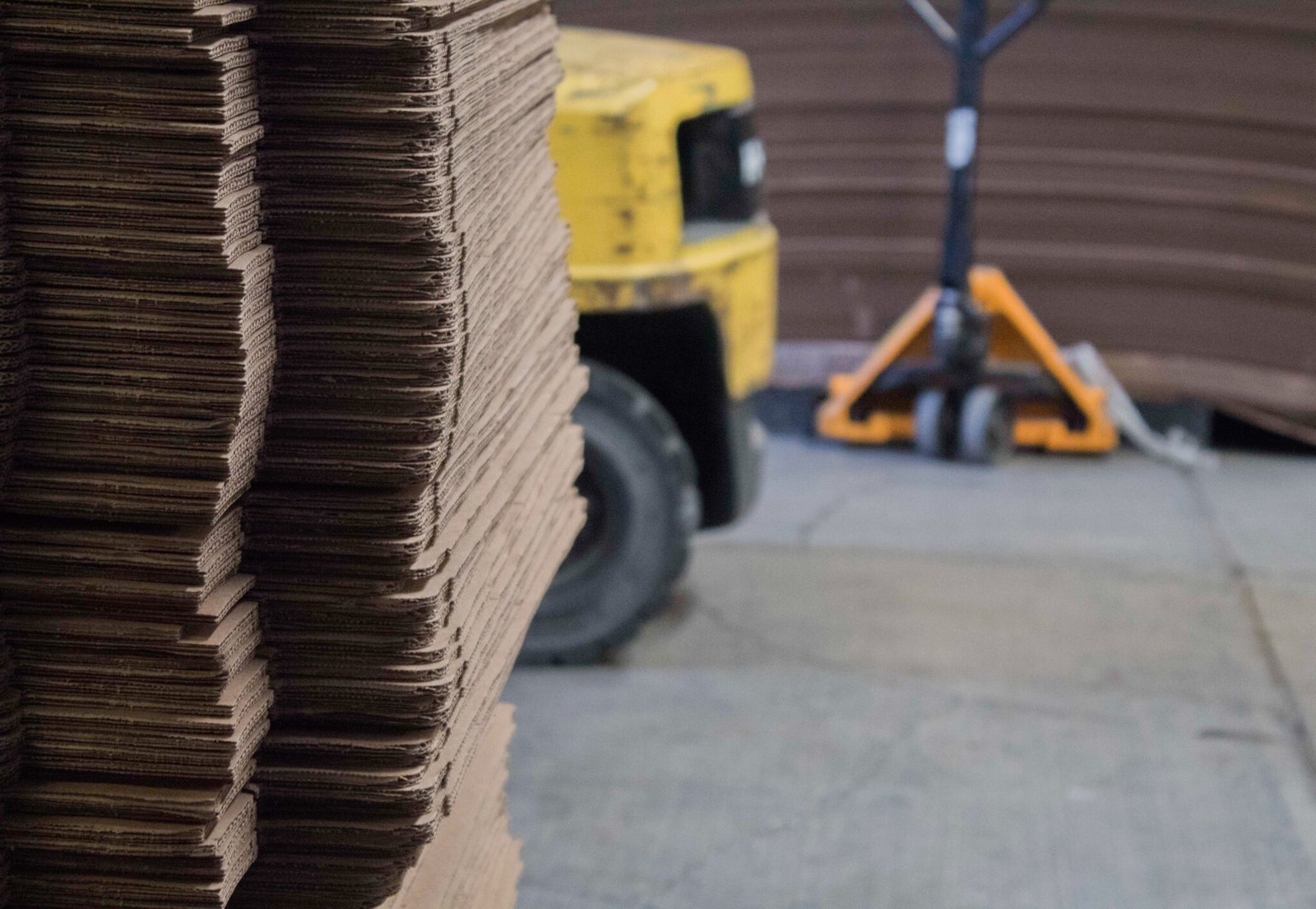 Yrigon almacén con montacargas